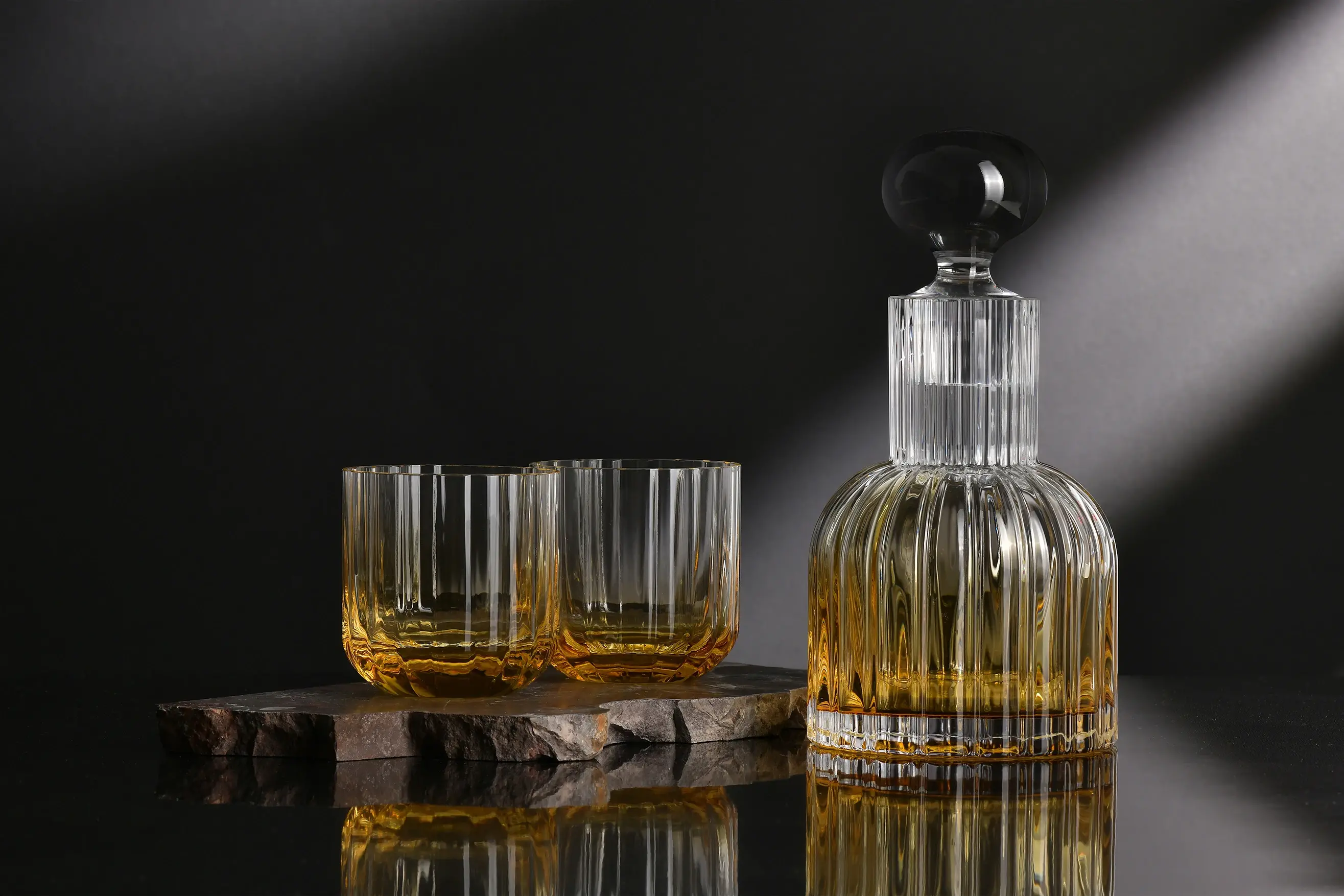 Elegancki salon z rubinową misą Krosno Gemstone na marmurowym stoliku