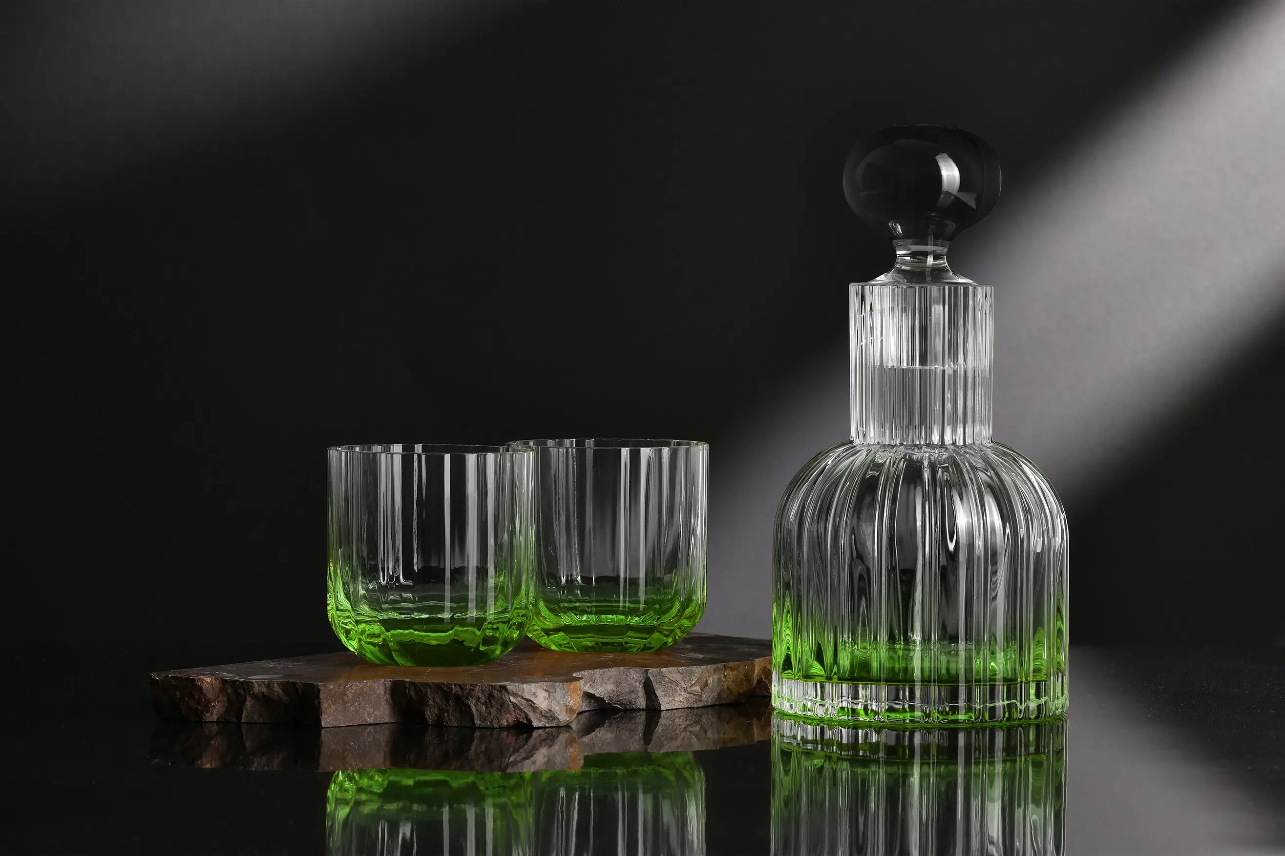 Rubinowa misa Krosno Gemstone w luksusowym salonie