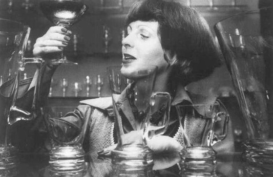 Rubinowy pojemnik Krosno Gemstone w nowoczesnym wnętrzu