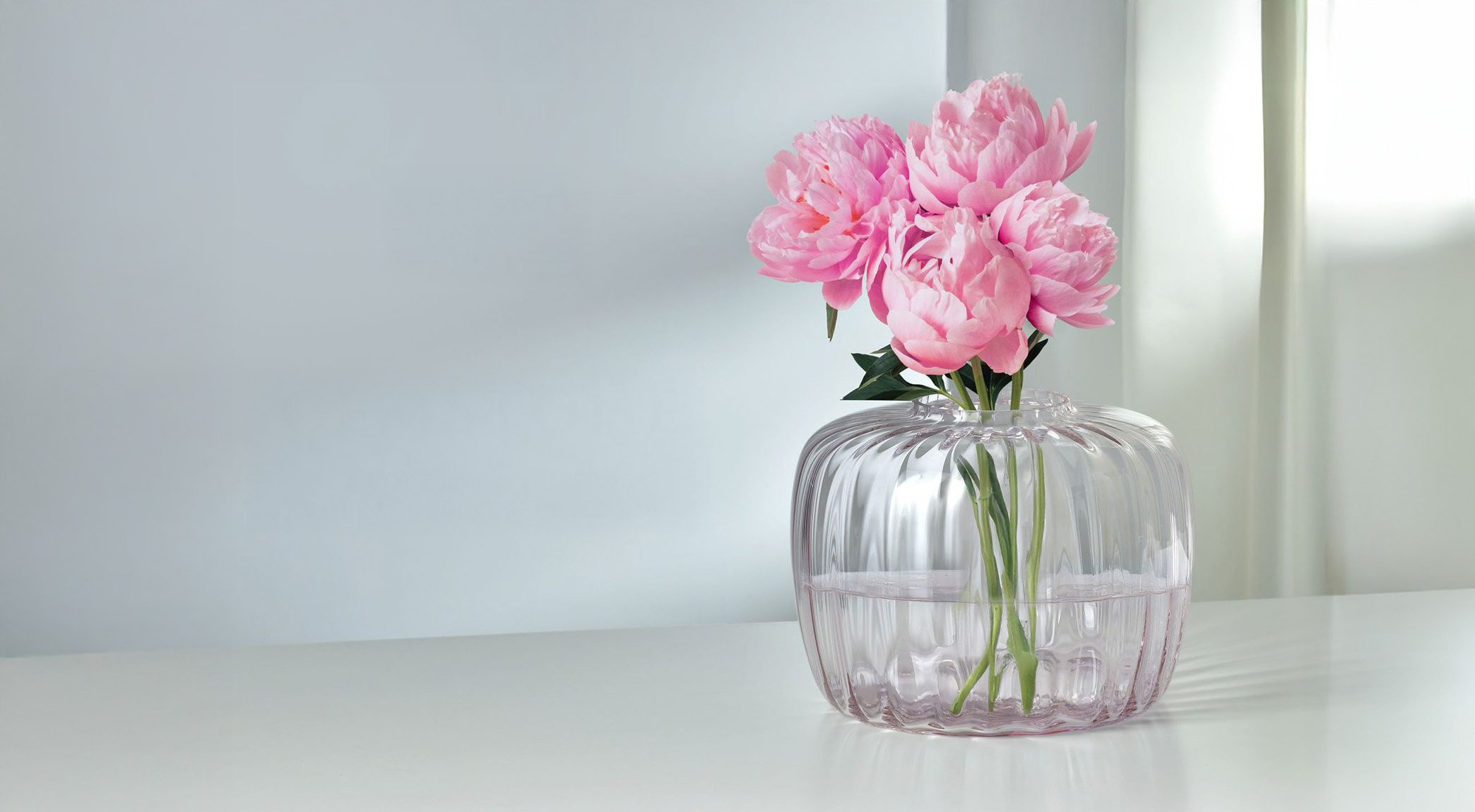 Zbliżenie na rubinowe wazony Krosno Gemstone